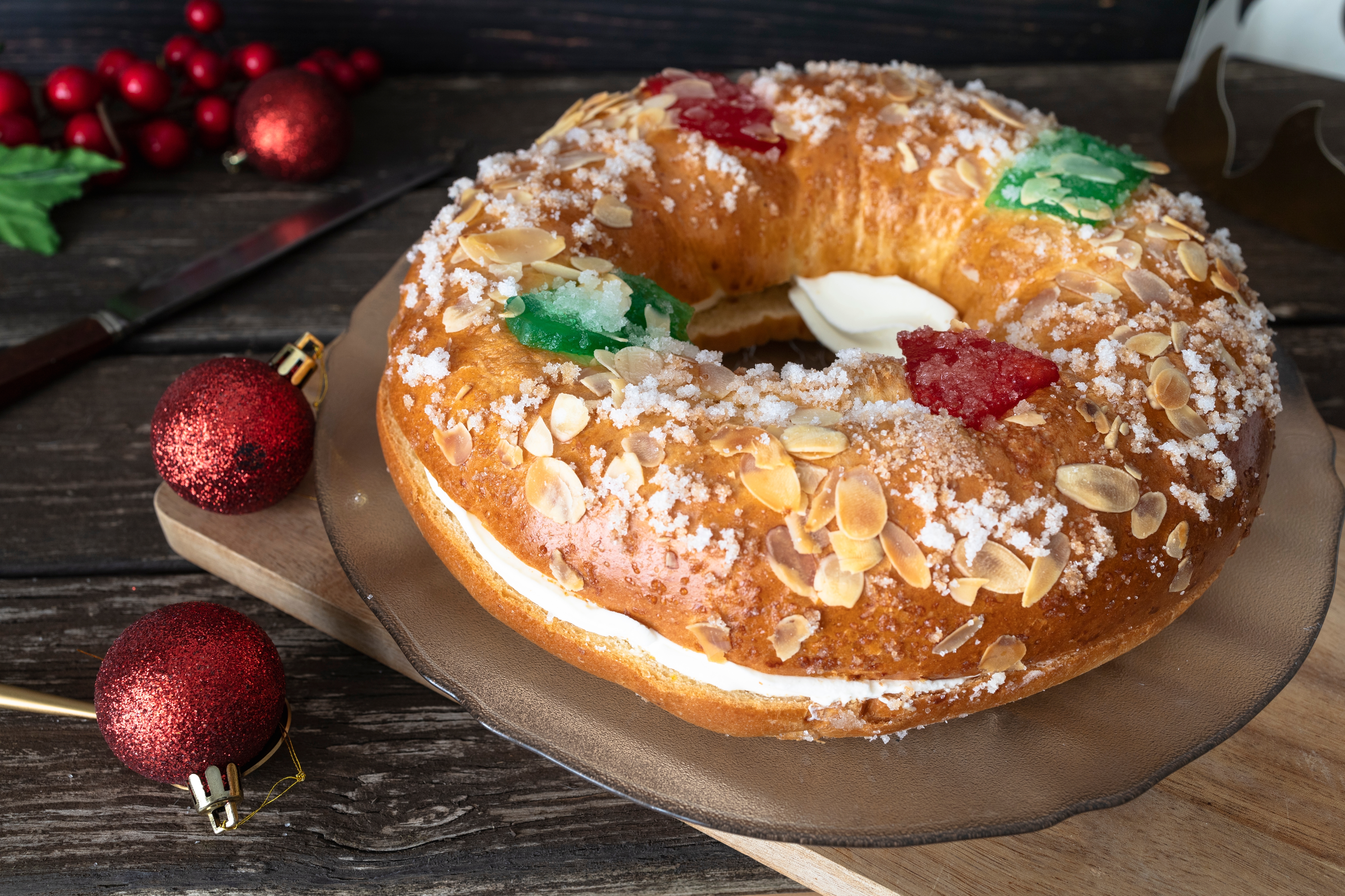 Spansk nytårskage roscón de reyes. 