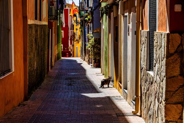 En af de charmerende smalle gade i Villajoyosa i Alicante i Spanien.