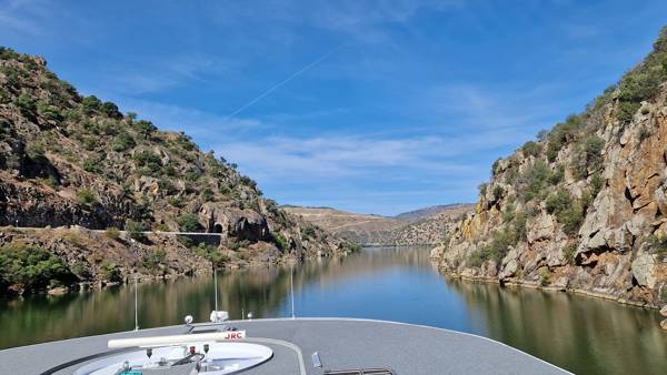 Dourofloden i Portugal set fra stævnen på et flodkrydstogtskib.