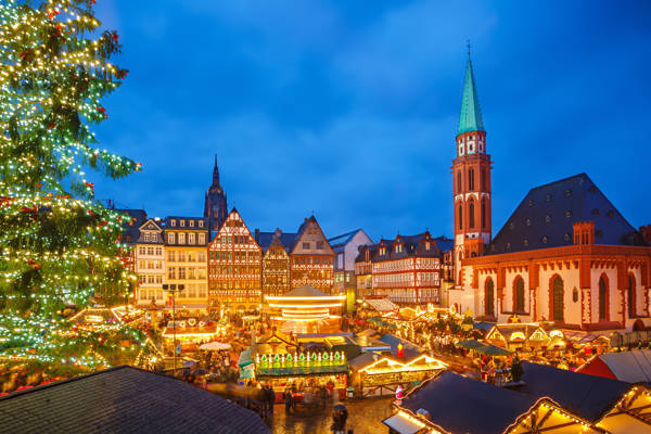 Aftenstemning med tændte lamper på julemarkedet i Frankfurt.