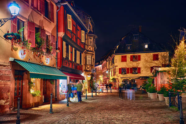 Julestemning i gaderne i den gamle bydel i Kaysersberg i Alsace i Frankrig.