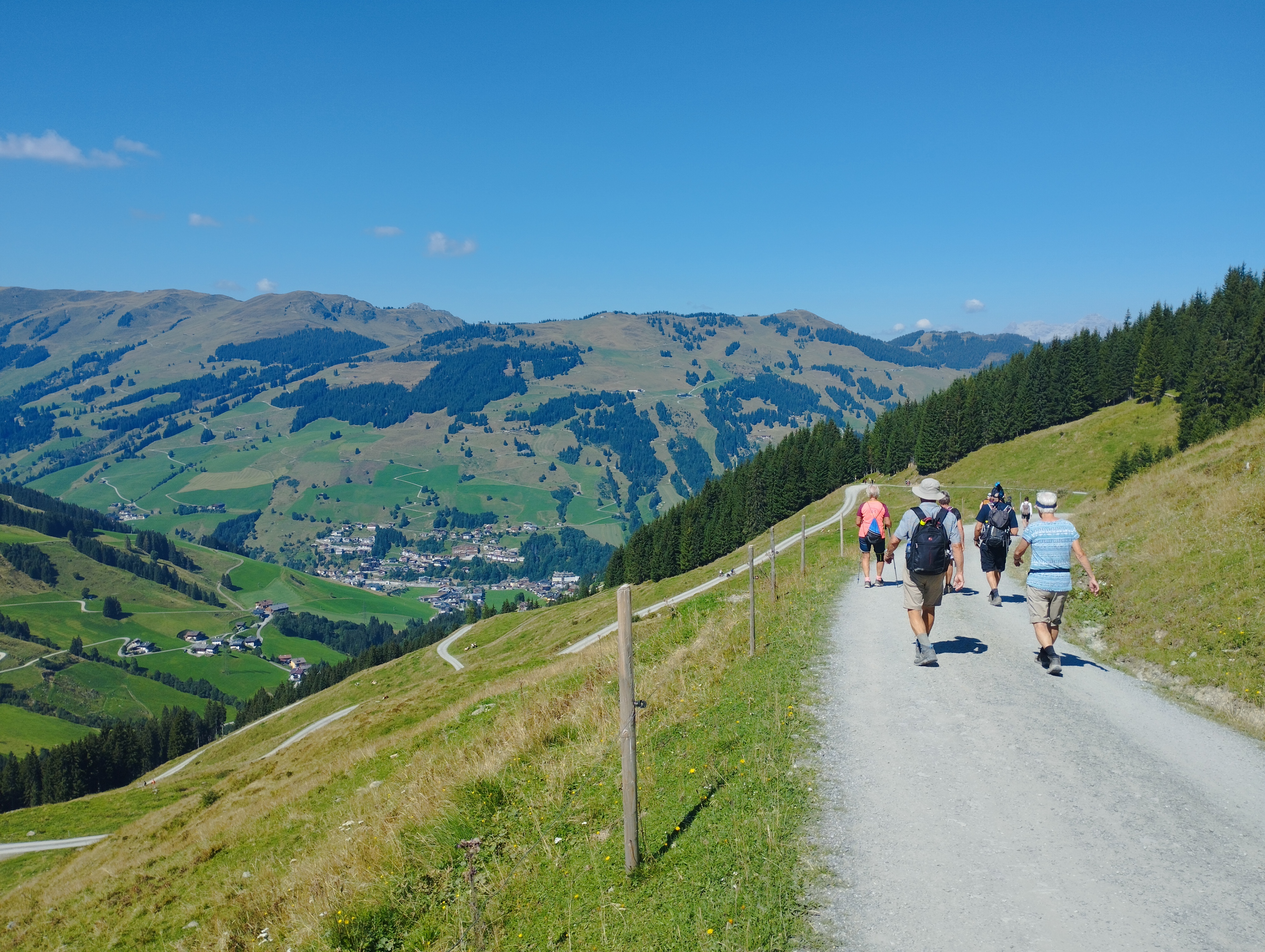 En gruppe rejsende på vandring i de østrigske alper.