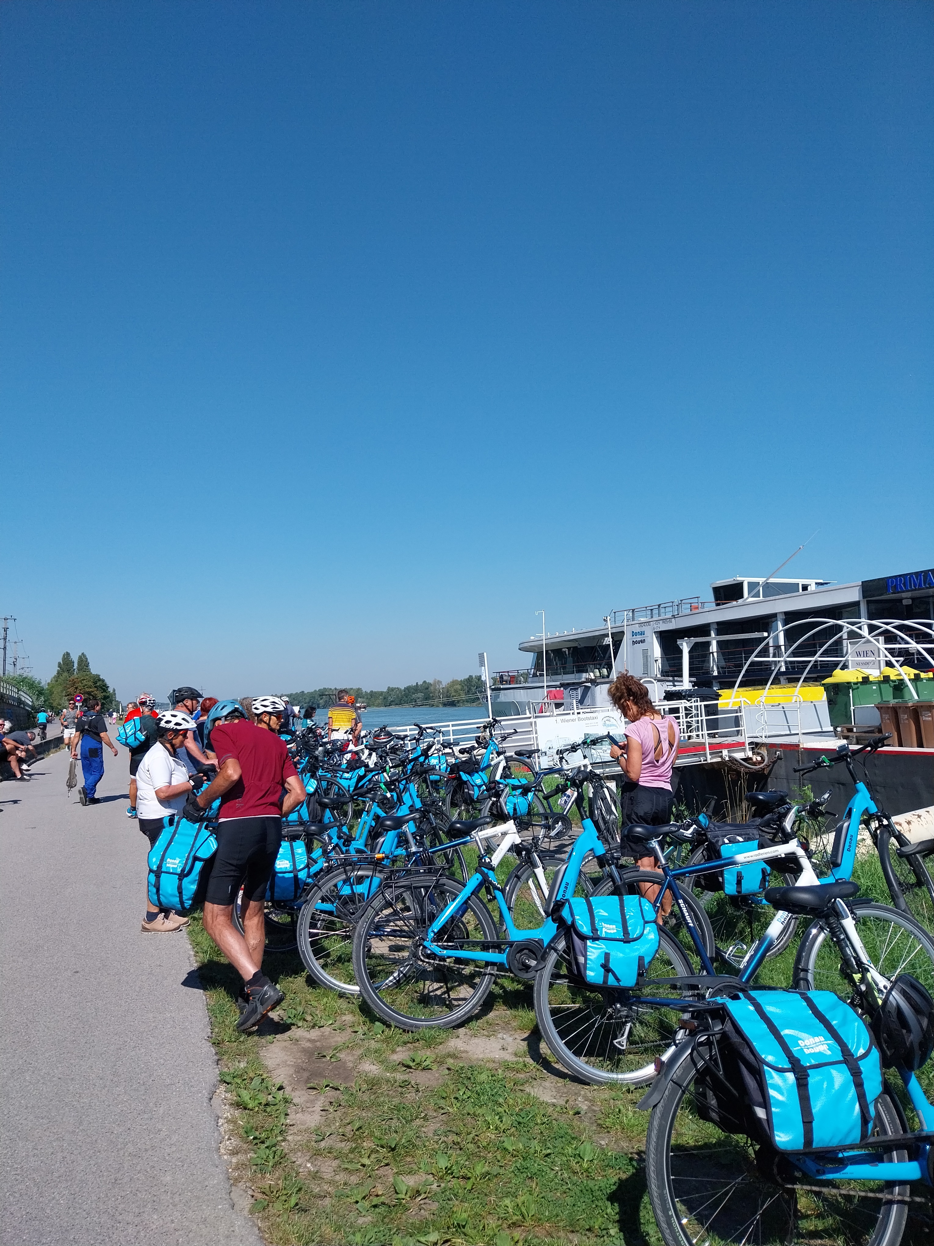 Cyklister gør sig klar til cykeltur langs Donau.