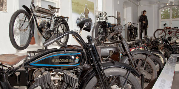 Gamle motorcykler udstillet på Husqvarna-museet i Huskvarna i Sverige.