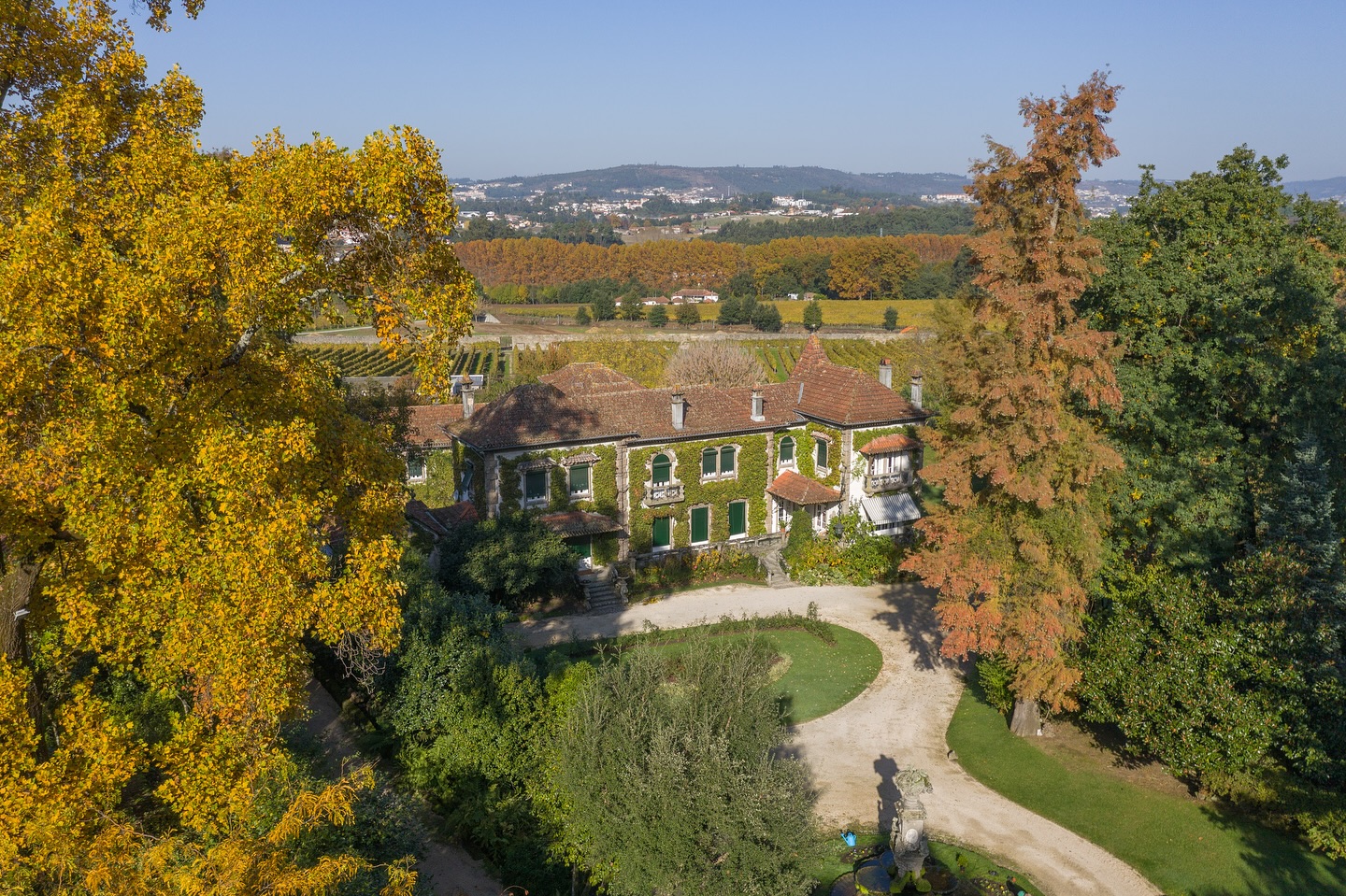Vingården Quinta da Aveleda set fra gårdspladsen med vinmarker omkring.