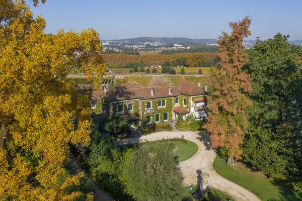 Vingården Quinta da Aveleda set fra gårdspladsen med vinmarker omkring.