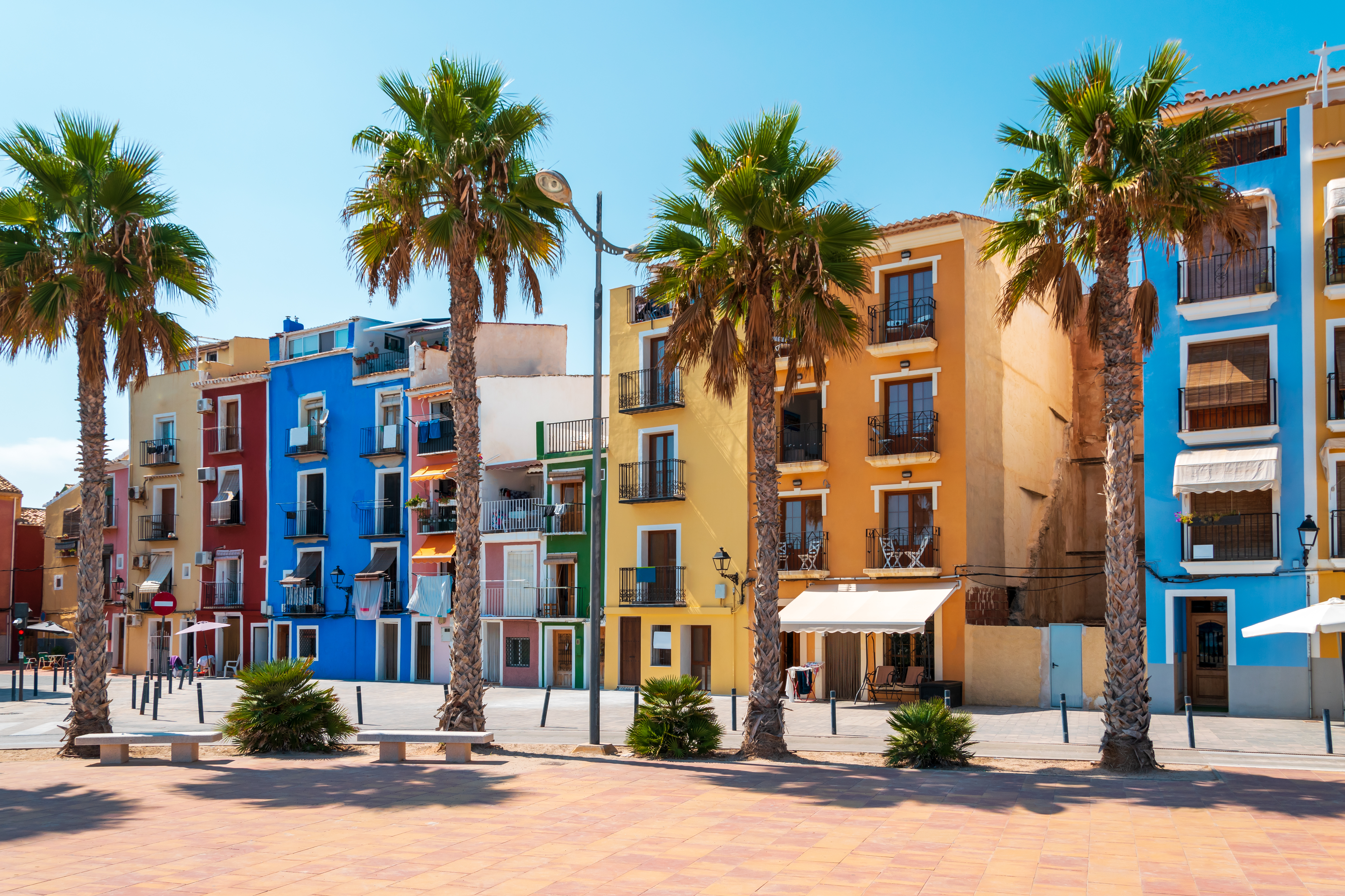 De farverige huse ved strandpromenaden i Villajoyosa ved Costa Blanca i Alicante i Spanien.