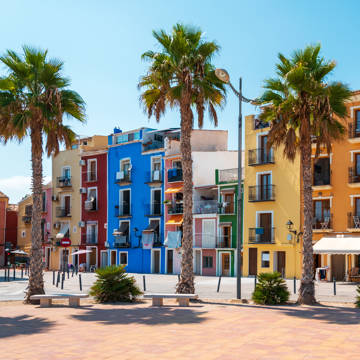 De farverige huse ved strandpromenaden i Villajoyosa ved Costa Blanca i Alicante i Spanien.