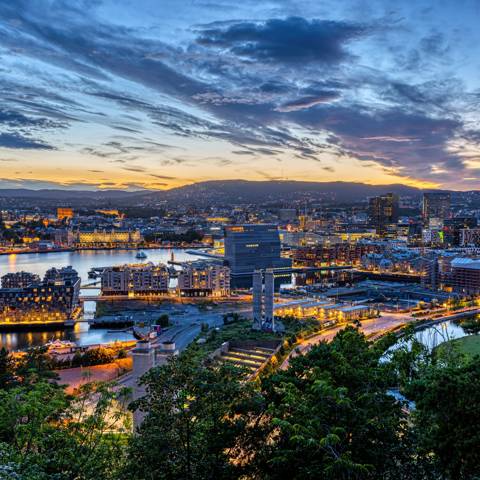 Panoramabillede af Oslo i solnedgangen.