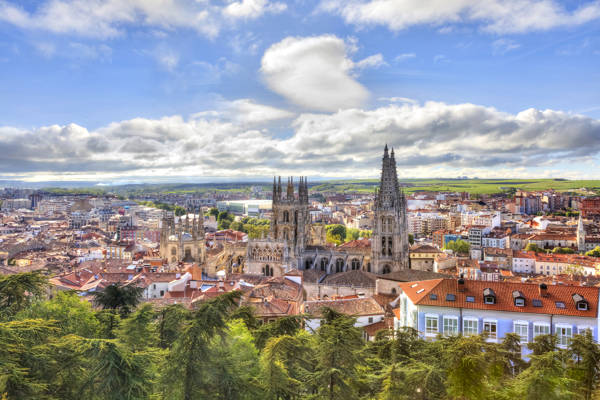 Luftfoto af Burgos i Spanien med katedralen midt i byen.