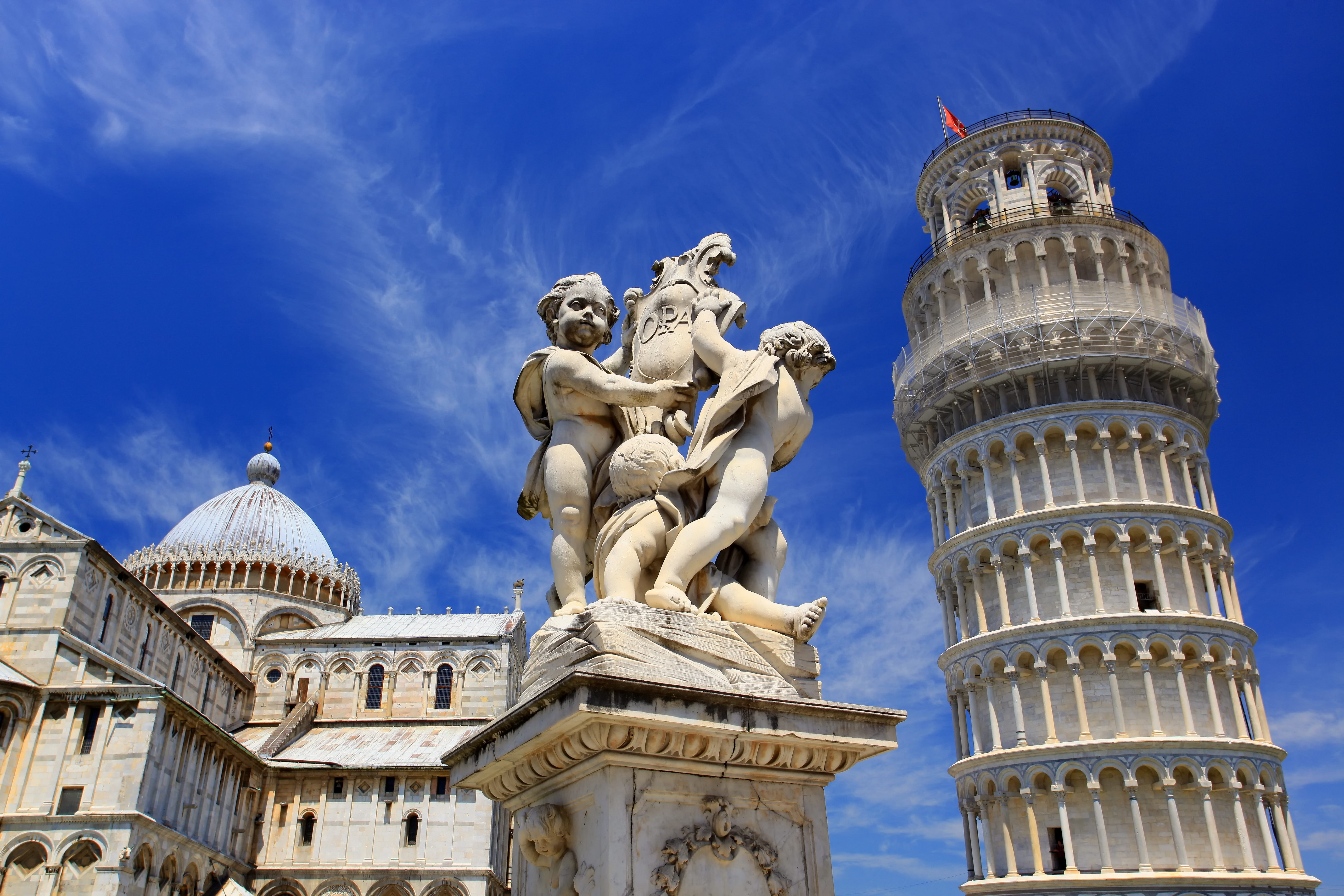 Kirken og det skæve tårn i Pisa i Italien.