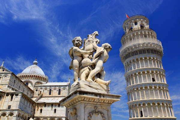 Kirken og det skæve tårn i Pisa i Italien.