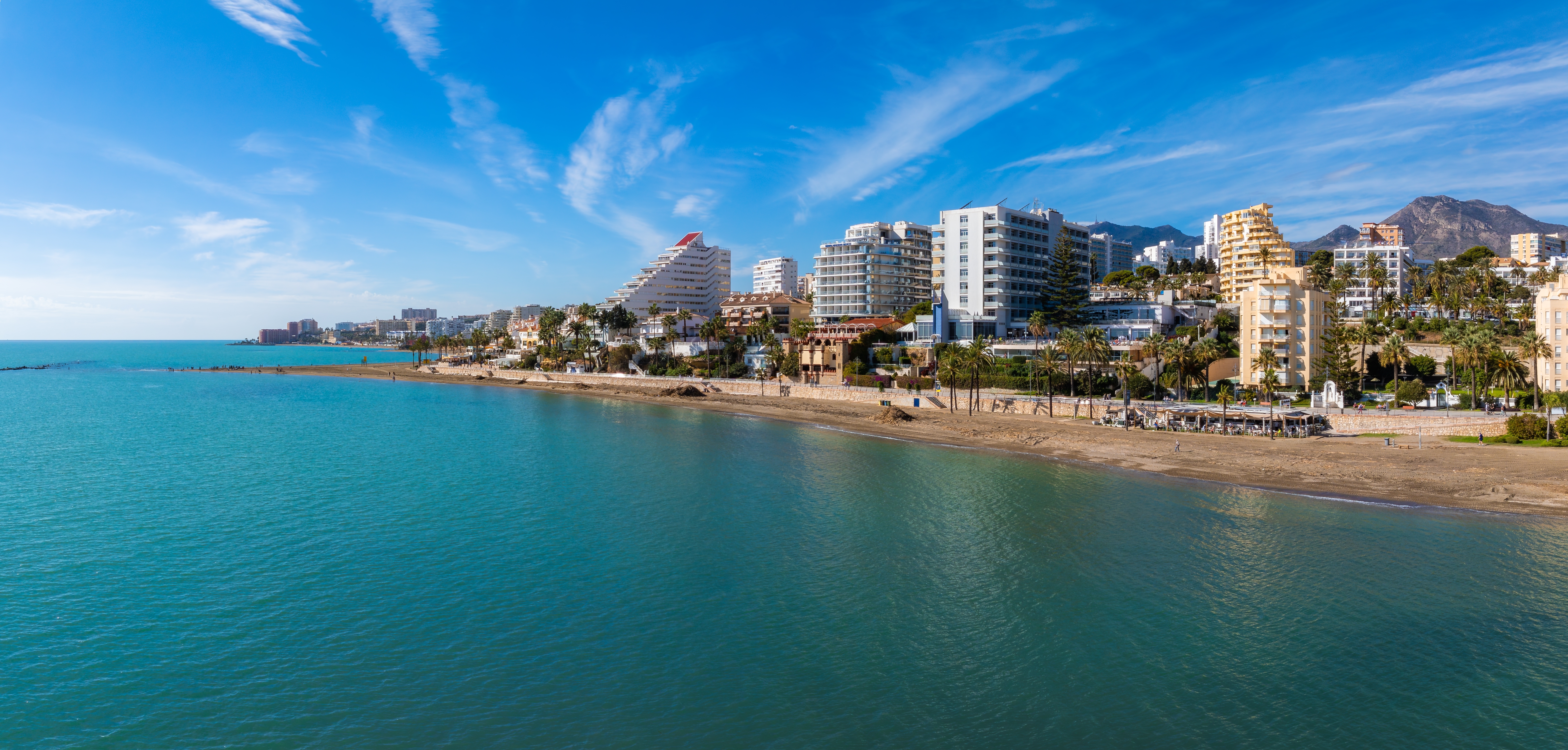 Benalmádena smukt beliggende ved havet.