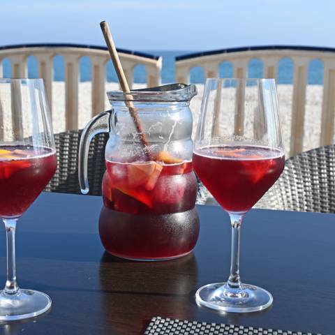 Et glas frisk sangria er sol og sommer i flydende form.