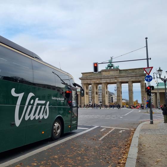 Vitusbus foran Brandenburger Tor i Berlin i Tyskland.