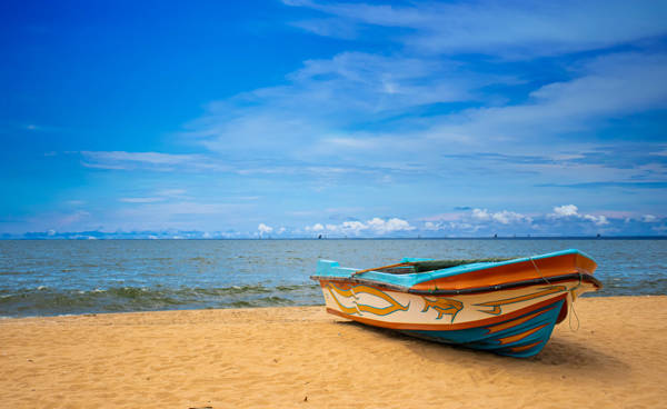 Fiskerbåd på en strand i Sri Lanka.