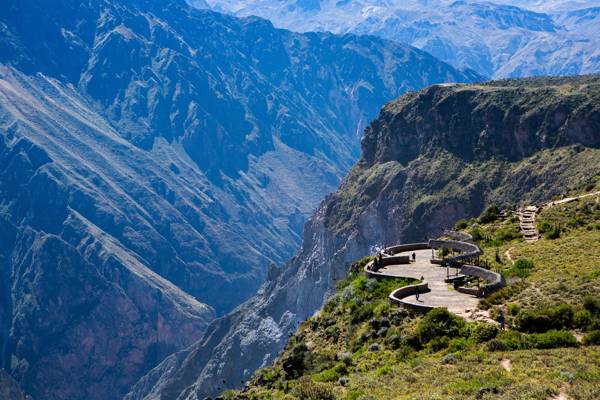 Udsigtsplatforme i Colca-kløften i Andesbjergene i Peru.