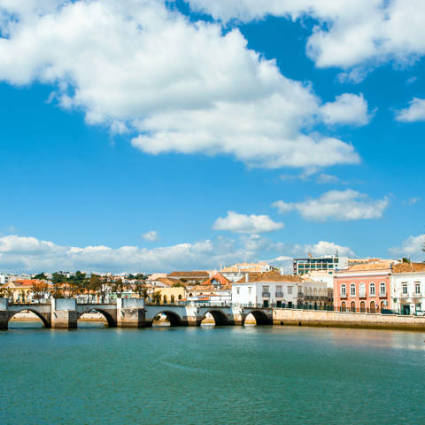 Den romanske bro i Tavira i Portugal.