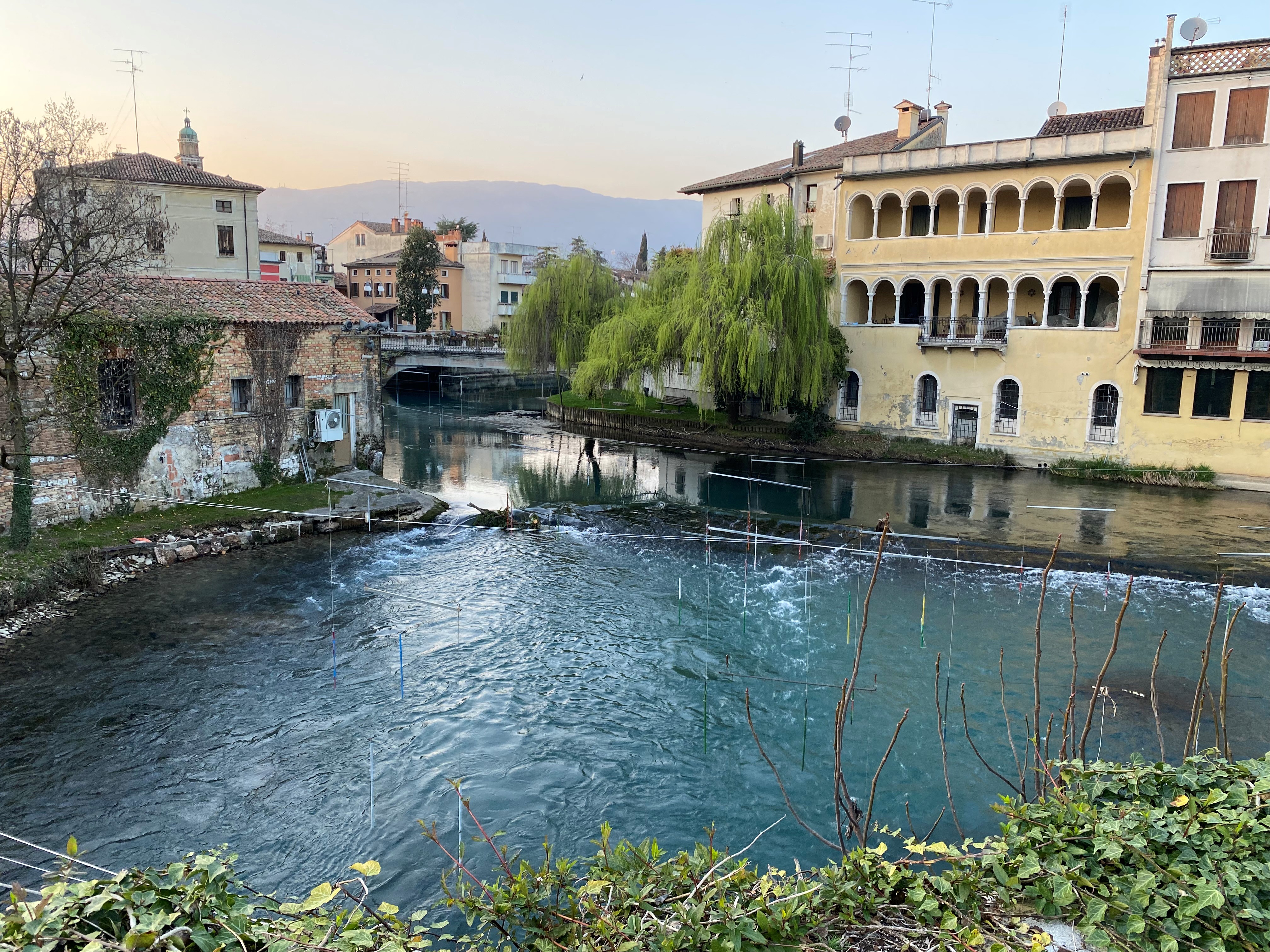 Kanaler ved den lille by Sacile i Norditalien