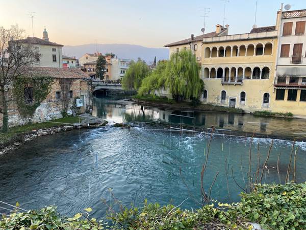 Kanaler ved den lille by Sacile i Norditalien