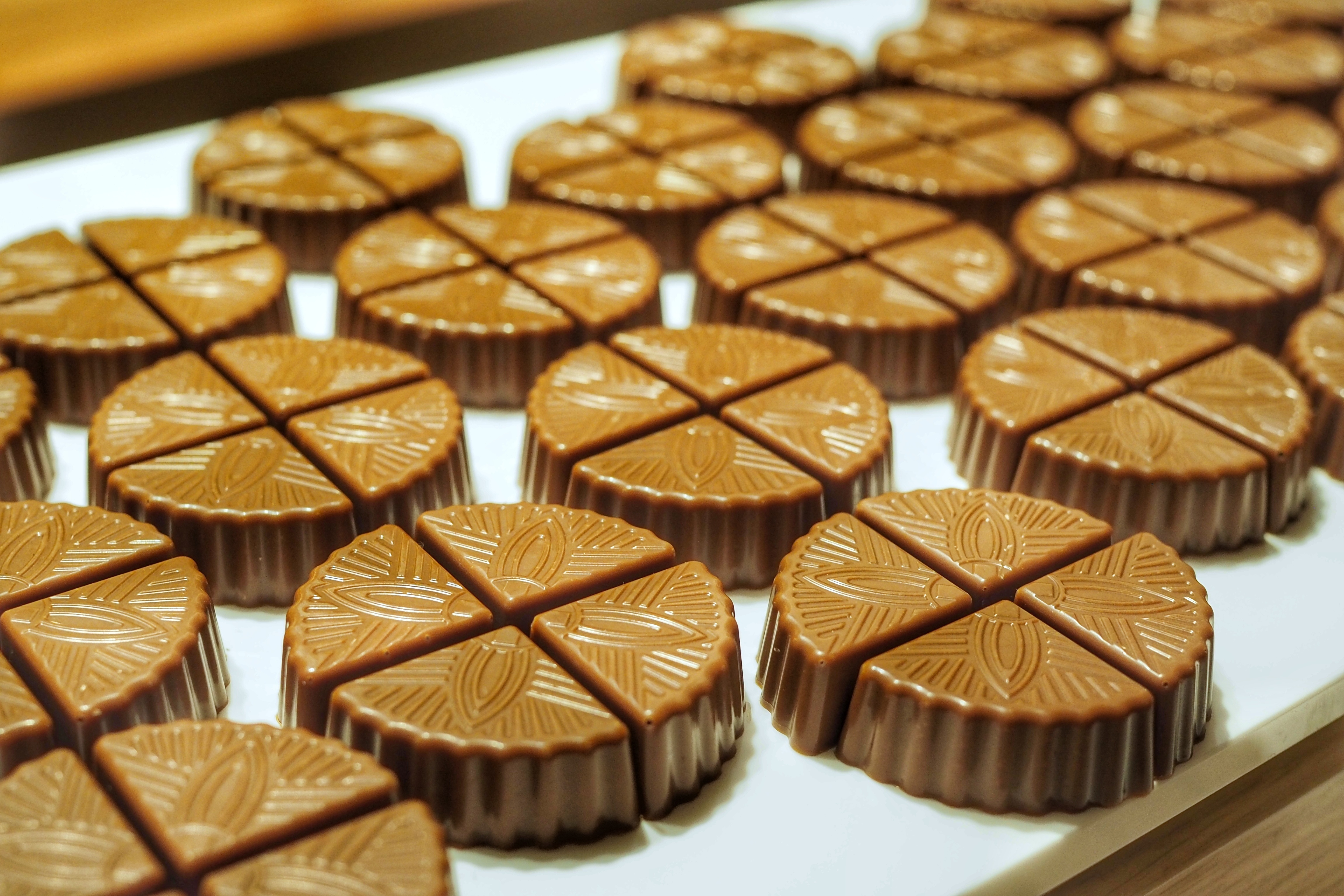 Fyldte chokolader på rad og række hos Maison Cailler i Schweiz. 