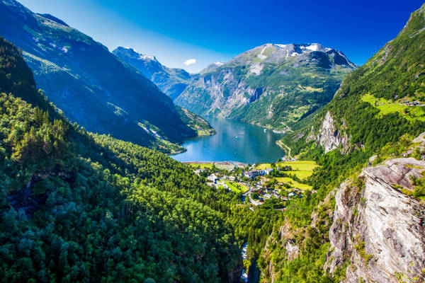 Udsigt over Geirangerfjorden i Norge.