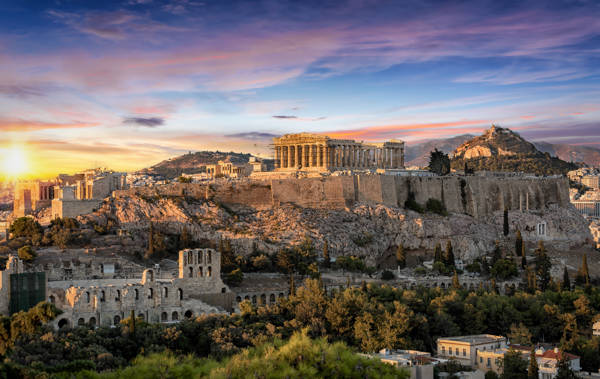 Lav sol over Athen og Akropolis i Grækenland.