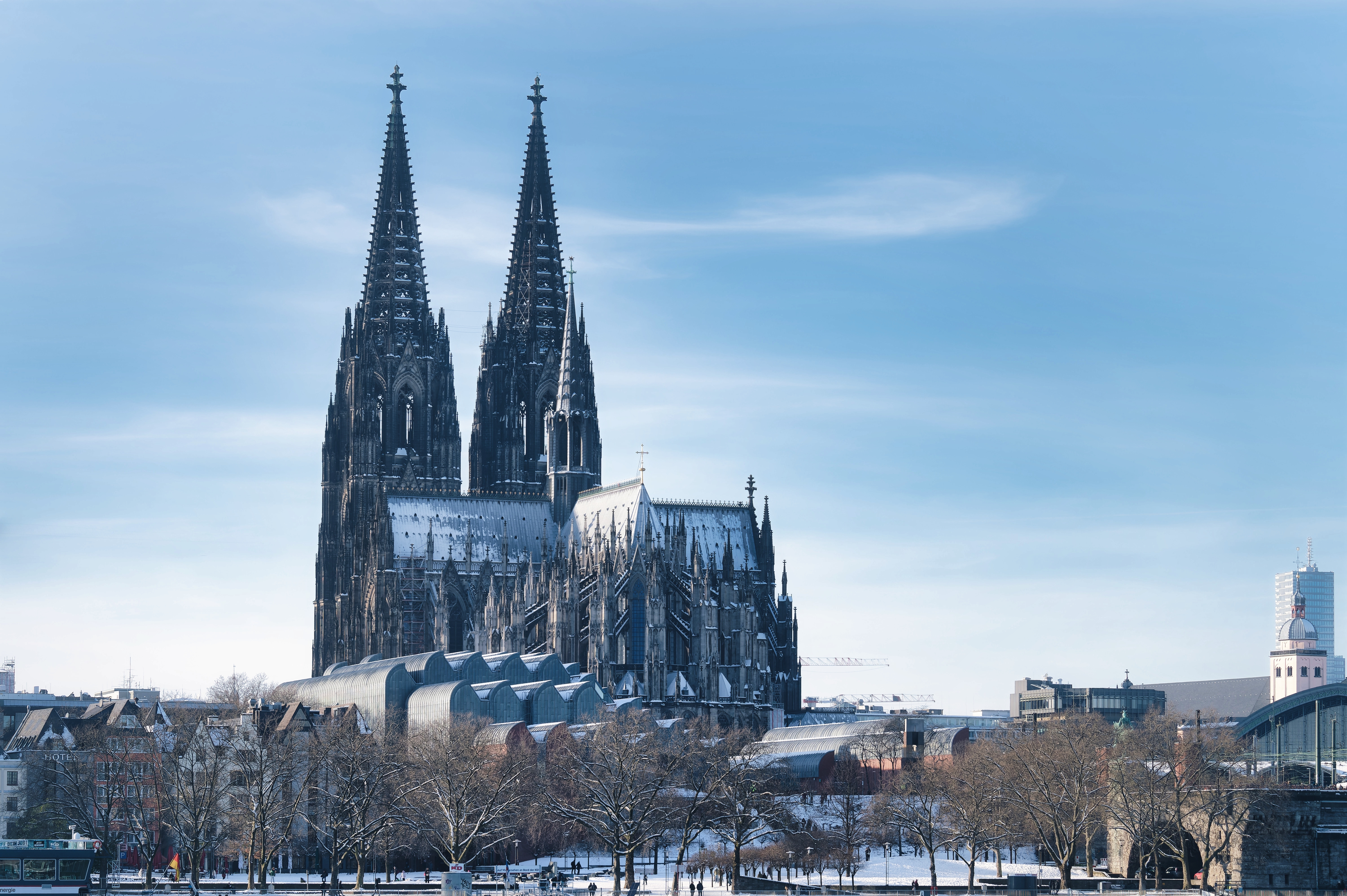 Den berømte domkirke i Köln i det smukke vintervejr.