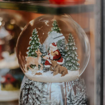 Snekugle med motiv med julemand og et rensdyr.