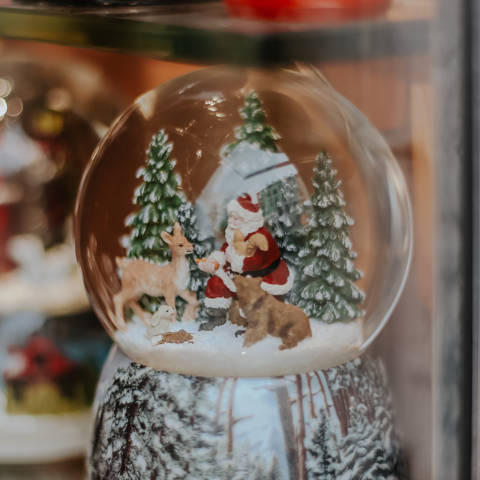 Snekugle med motiv med julemand og et rensdyr.