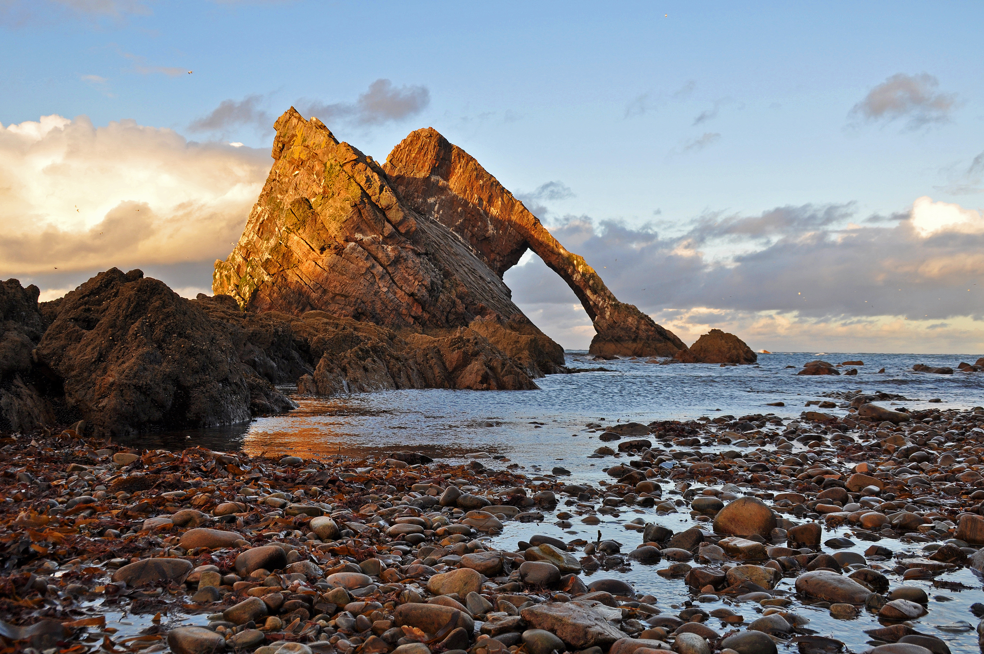 Klippeformationen Bow Fiddle Rock i Skotland.