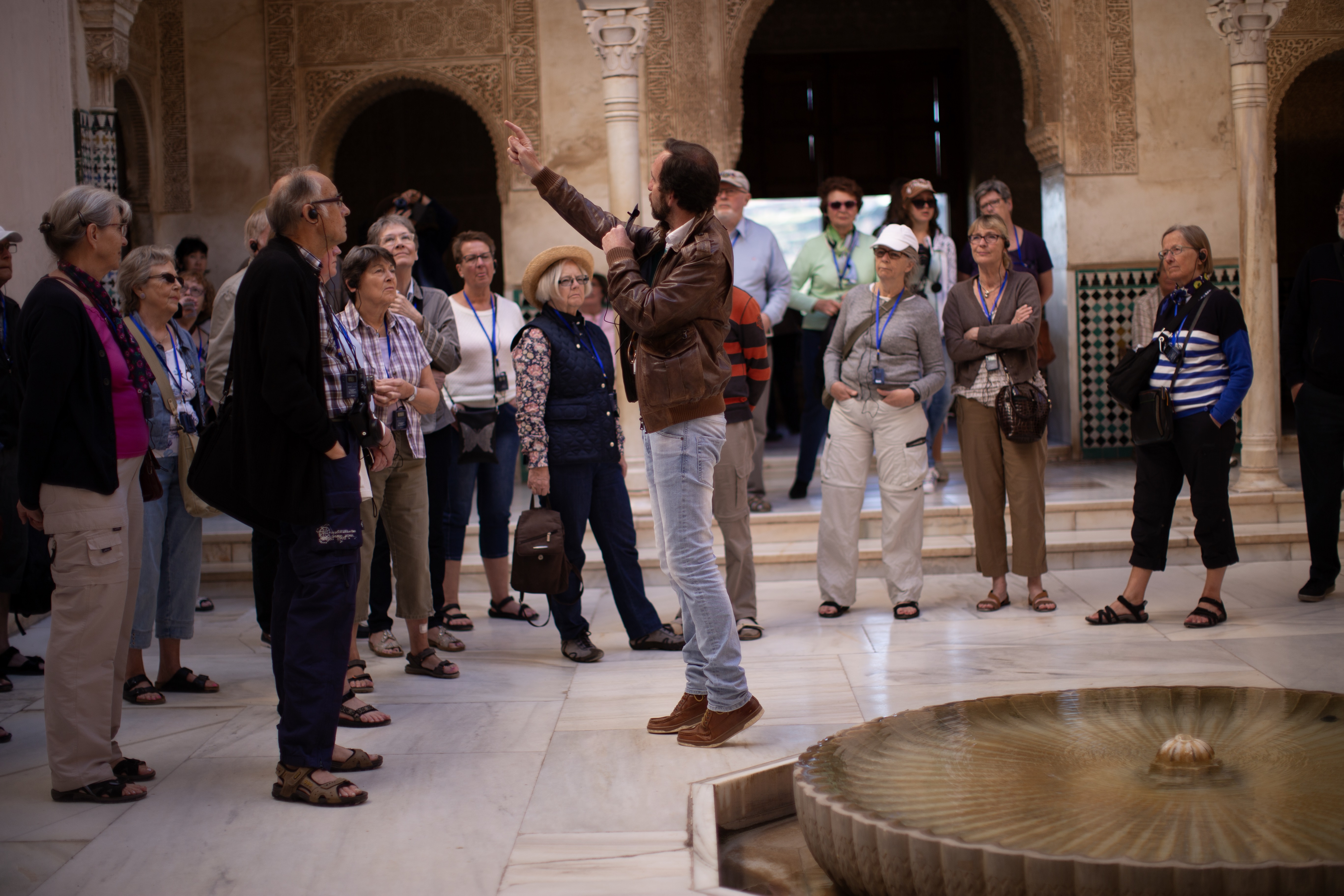 Guide fortæller en gruppe gæster om Alhambra-paladset i Granada i Spanien.