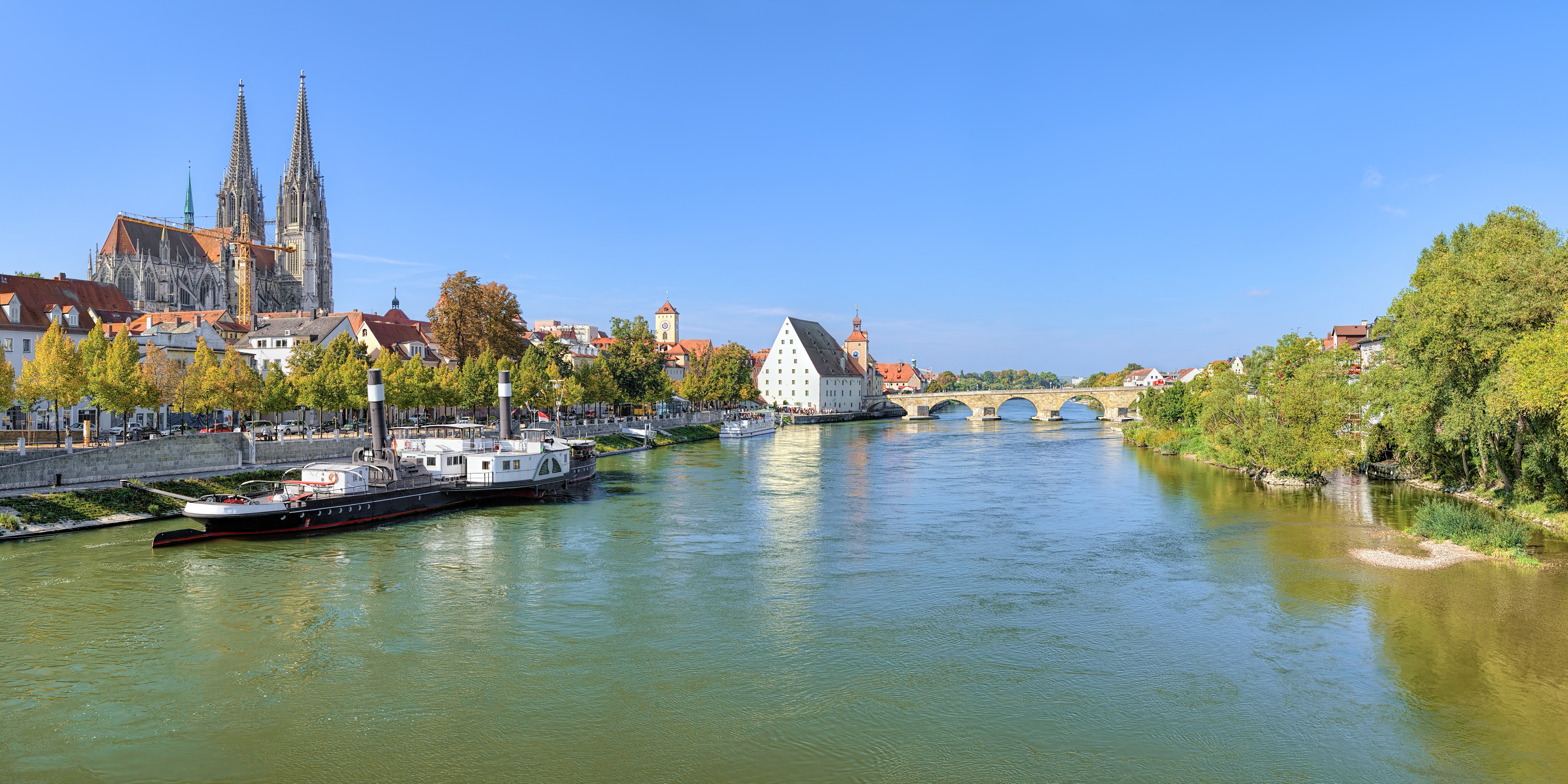Regensburg og den gamle bro, Steinerne Brücke, over Donau i Tyskland.