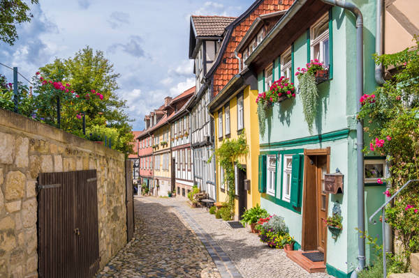 De hyggelige brolagte gader i Quedlinburg i Tyskland.