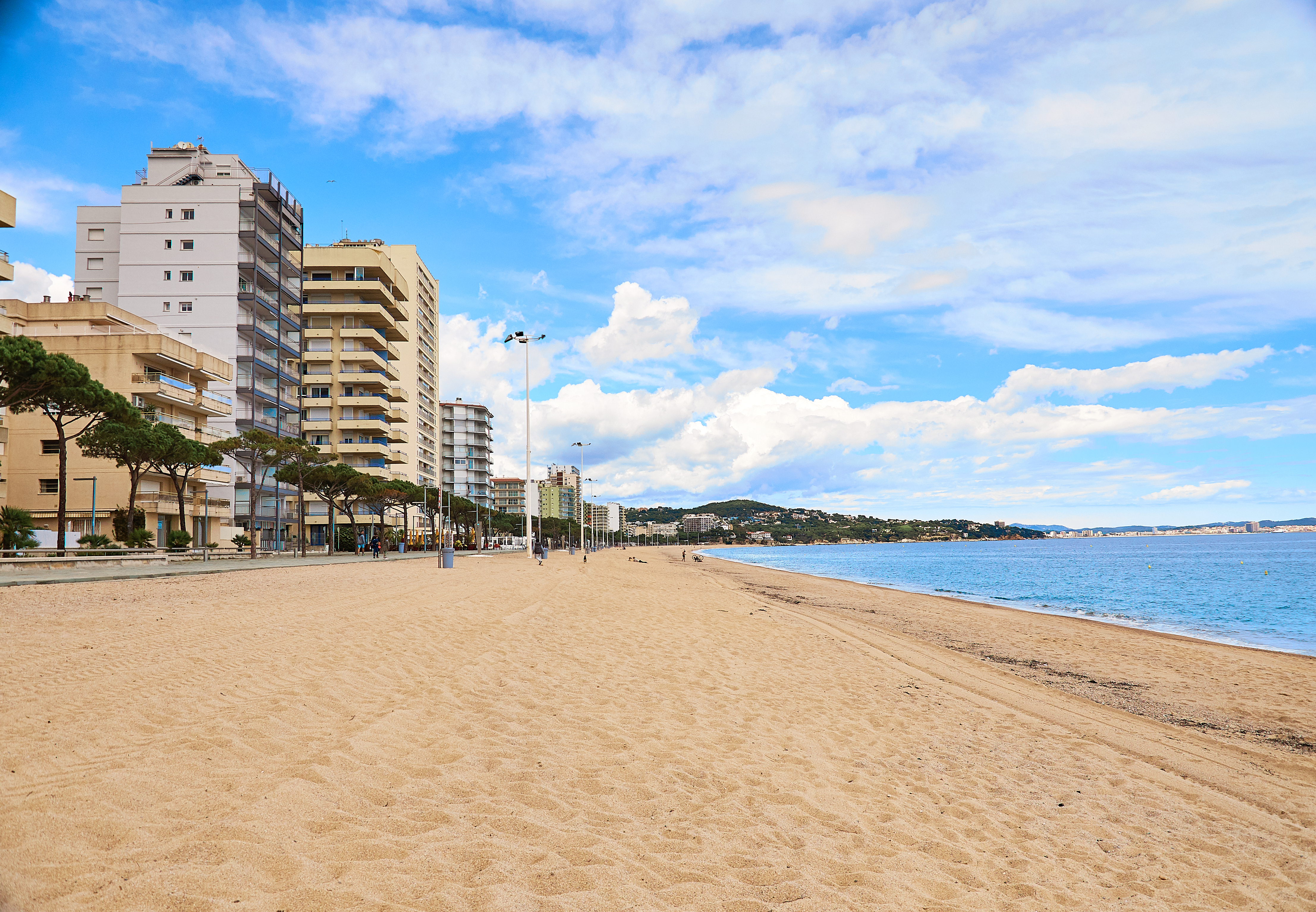 Den brede sandstrand ved feriebyen Platja d'Aro ved Costa Brava i Spanien.