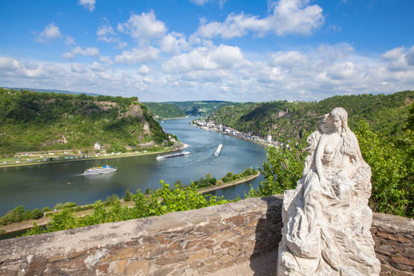 Statue med udsigt til Lorelei-klippen ved Rhinen i Tyskland.