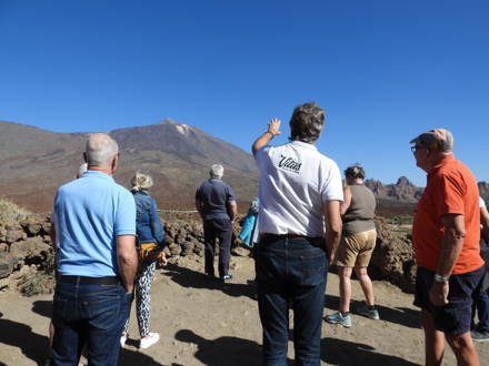 Rejseleder fra Vitus Rejser, der fortæller om bjerget Teide på Tenerife.