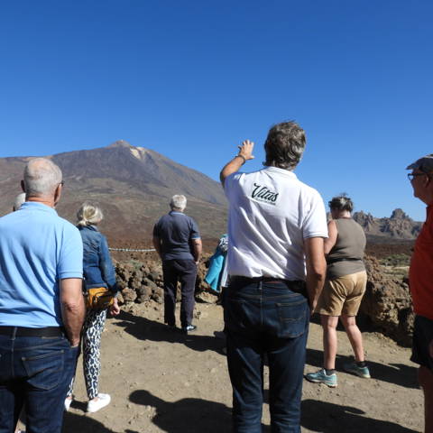 Rejseleder fra Vitus Rejser, der fortæller om bjerget Teide på Tenerife.