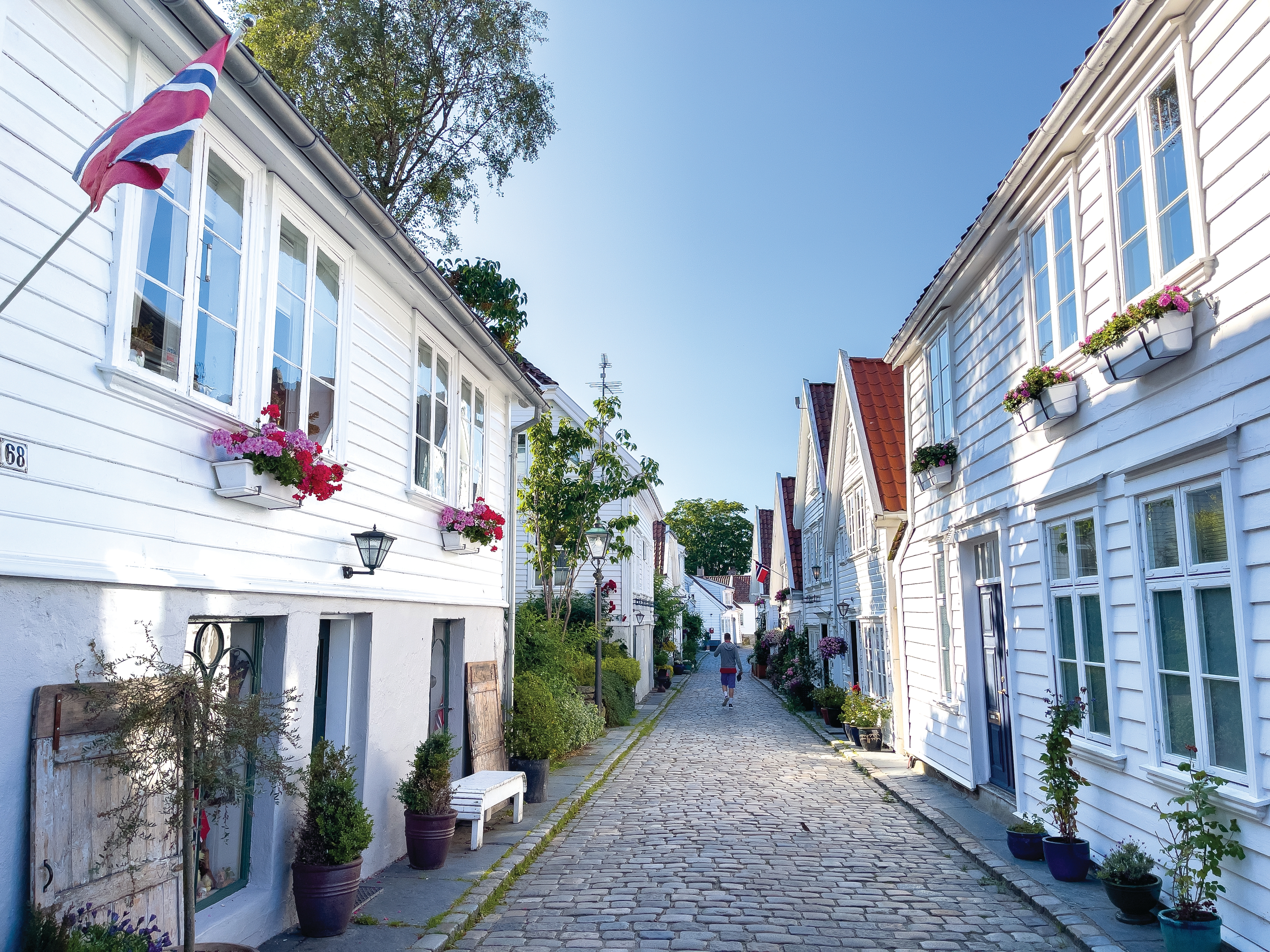 Hvidmalede træhuse i den gamle bydel i Stavanger i Norge.