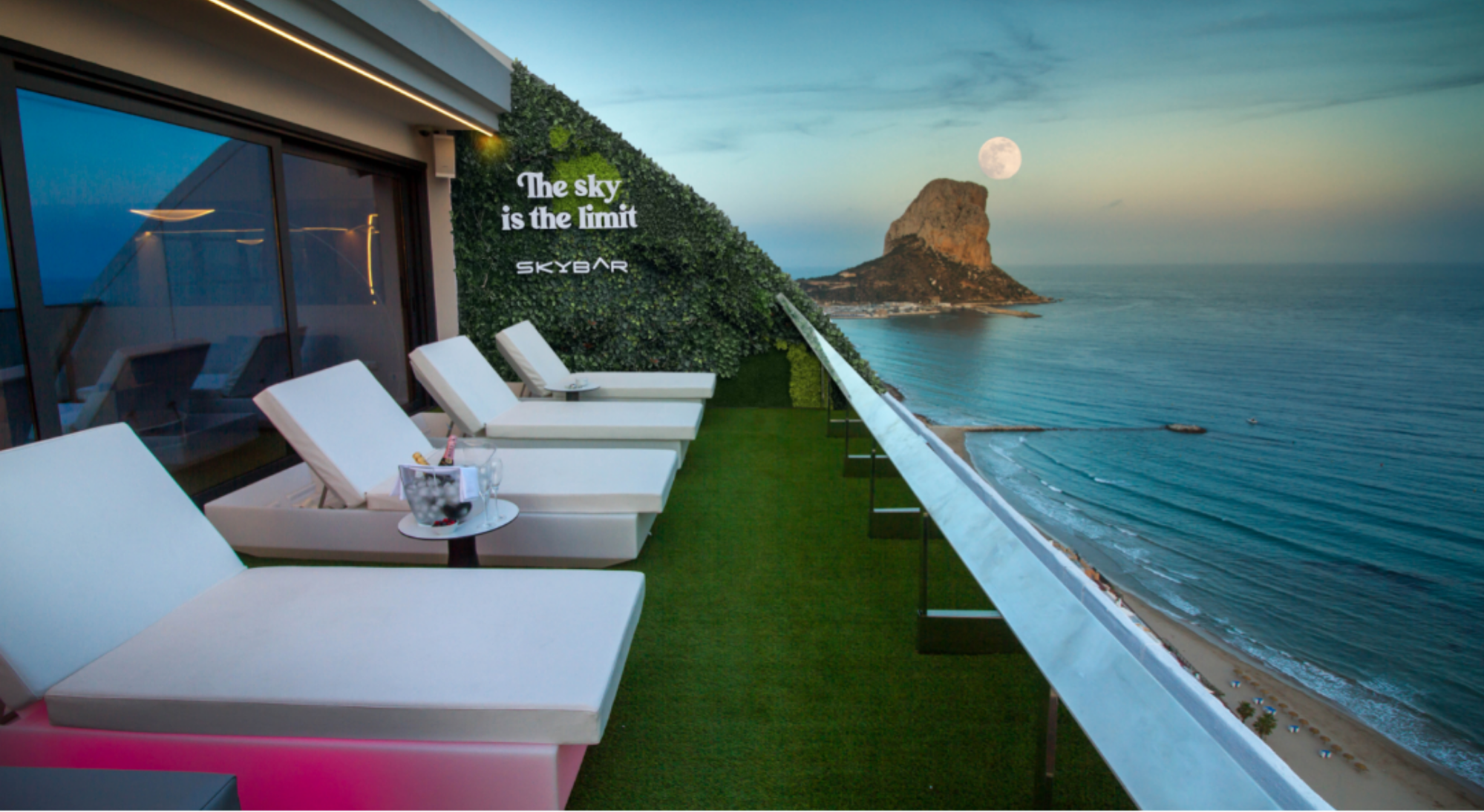 Udsigt fra Skybar på Estimar Calpe Suitopía Hotel i Calpe i Spanien.