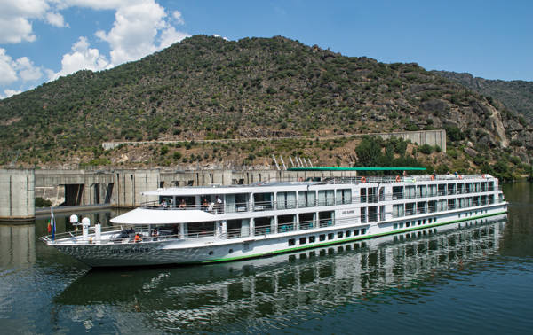 Flodkrydstogtskibet MS Gil Eanes ved en dæmning på Douro.