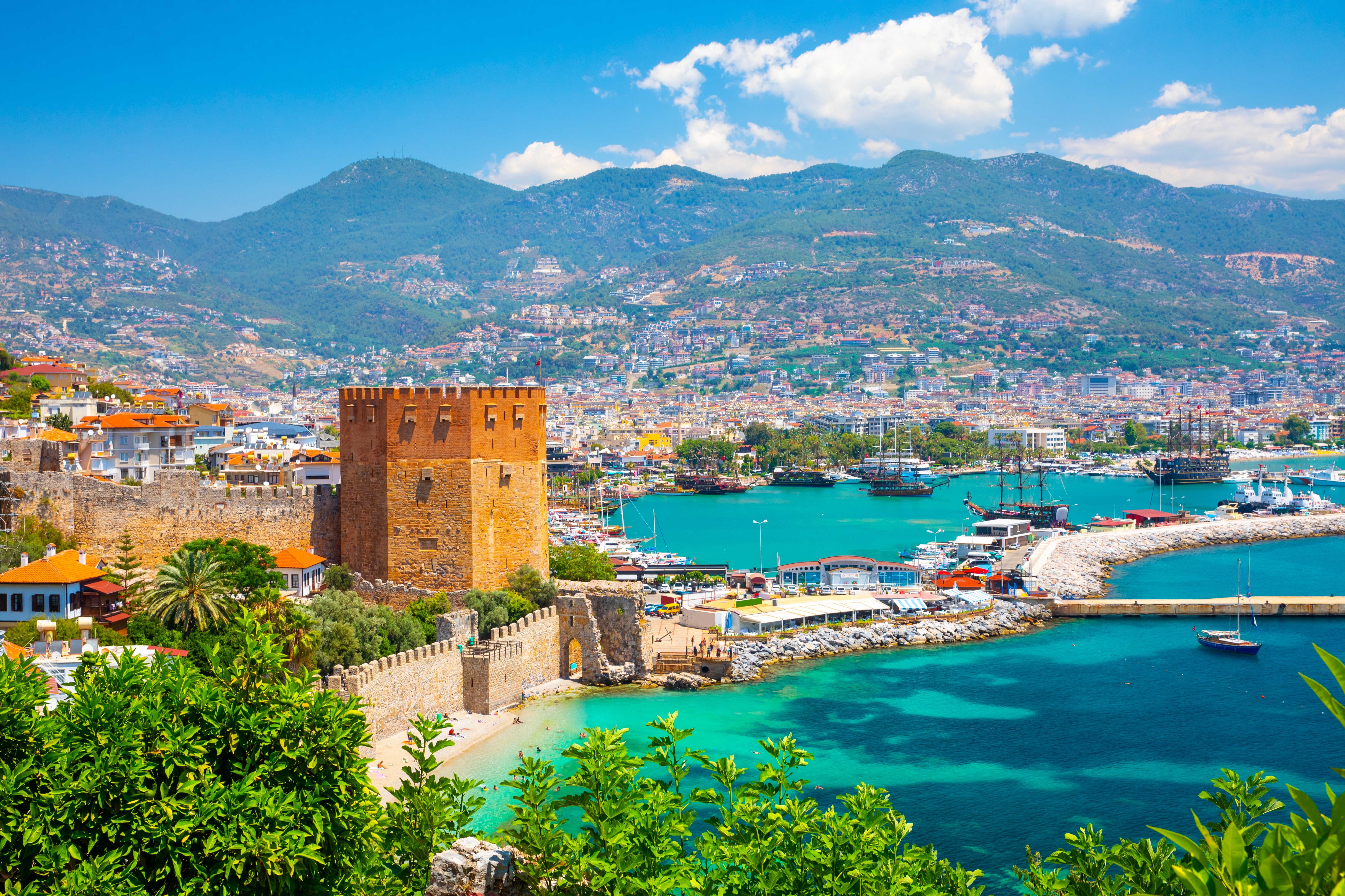 Havnen og det gamle borgtårn i Alanya i Tyrkiet.
