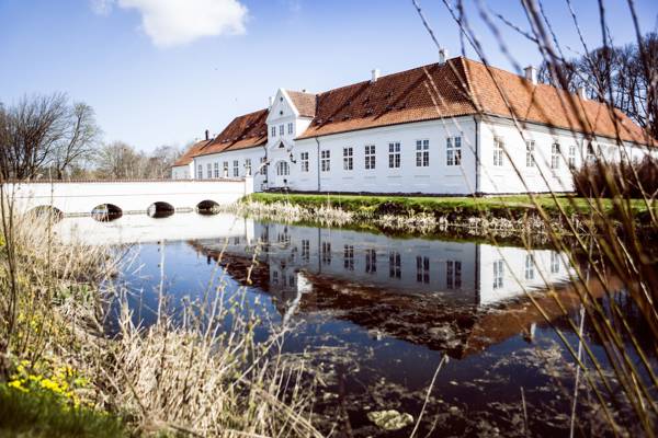 Voldgraven og indgangen til Store Restrup Slotshotel ved Nibe.