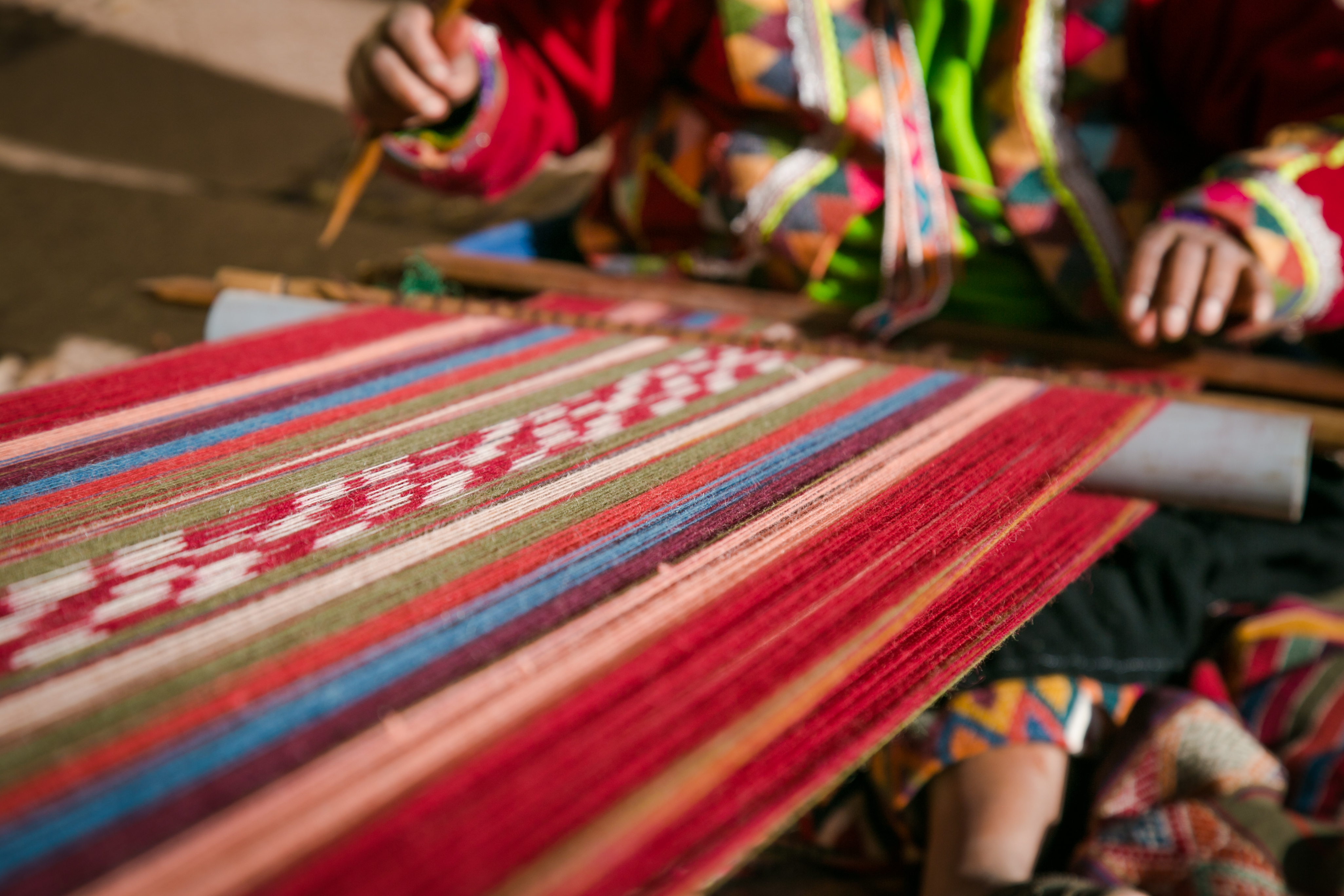 Vævning af traditionelt stof i Peru.