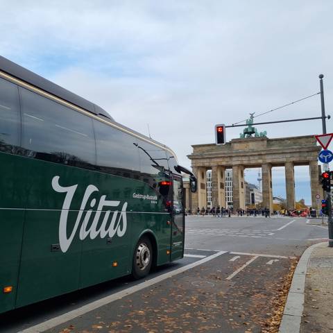 Busrejse i Berlin med Brandenburger Tor.