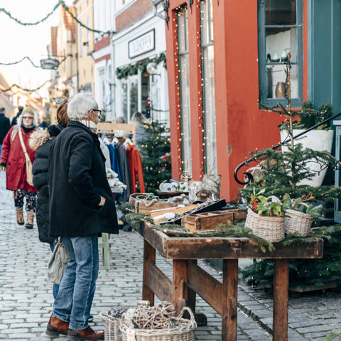 Julestemning i de brolagte gader i Ærøskøbing på Ærø.