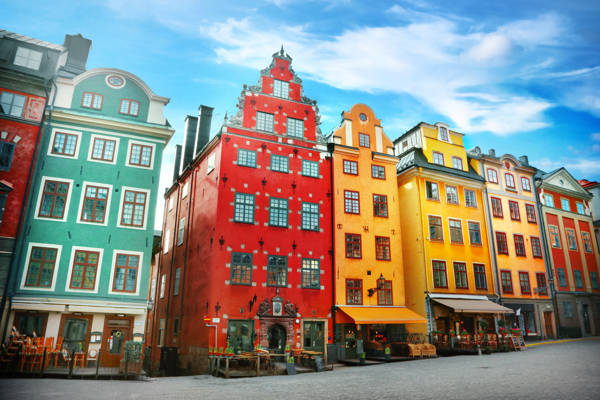 Farverige huse på Gåstorget i Gamla Stan i Stockholm i Sverige.