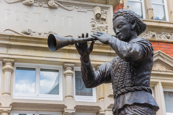 Statue med rottefængeren fra Hameln i på torvet i Hameln i Tyskland.