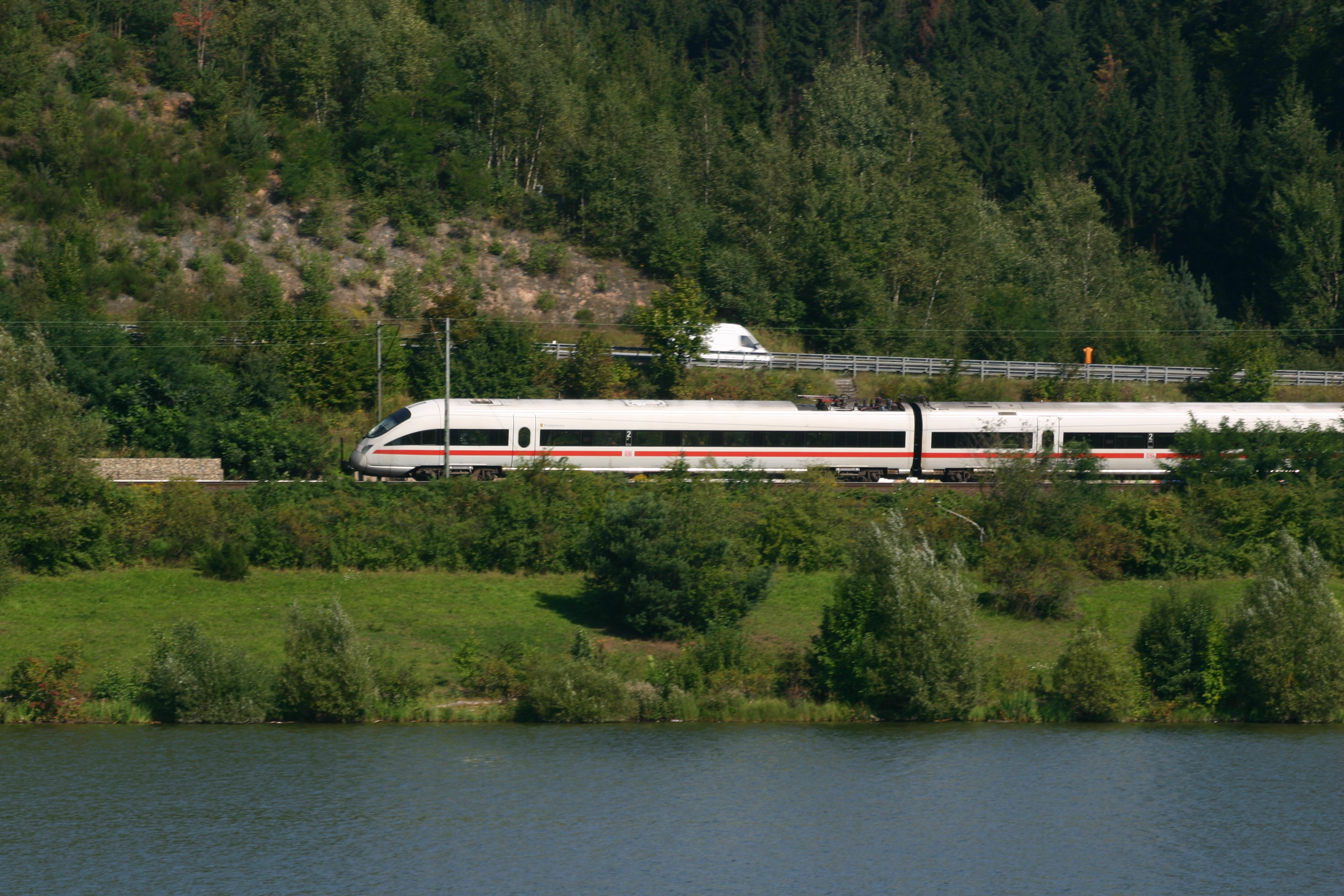 Det tyske højhastighedstog InterCity Express på vej gennem Sydtyskland.