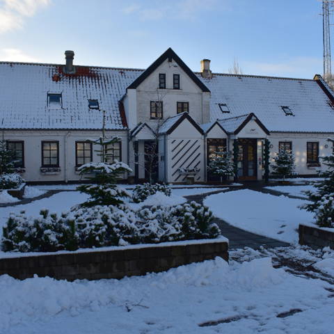 Aalbæk Badehotel i sneen.